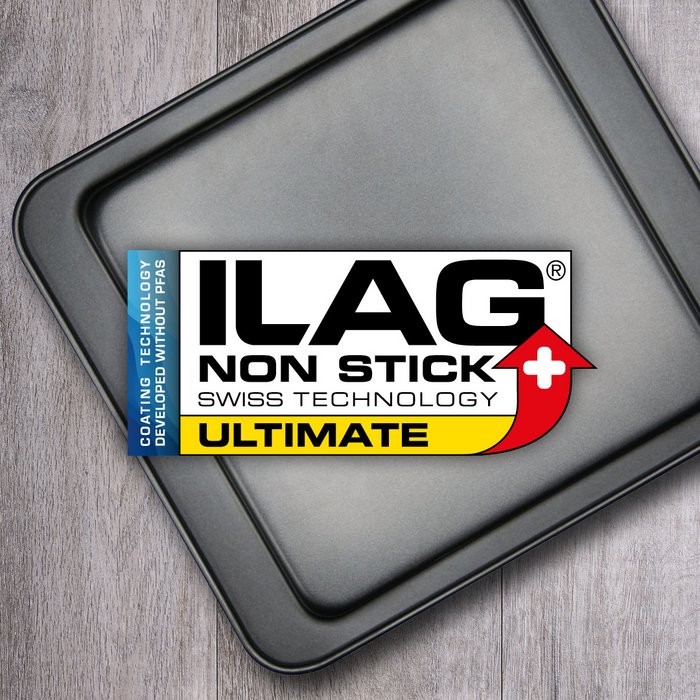 Schwarz beschichtete Innenseite eines quadratischen Backblechs  - mittig das ILAG Logo mit gelb unterlegtem Ultimate Schriftzug und links zusätzlicher Beschriftung "PFAS-FREE" in blau