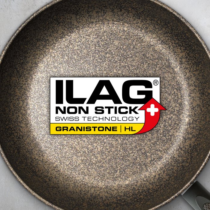 Beschichtete Innenseite einer Bratpfanne mit schwarzer Basis und Überzug in mattem Gold  - mittig das ILAG Logo mit gelb unterlegtem Granistone HL Schriftzug
