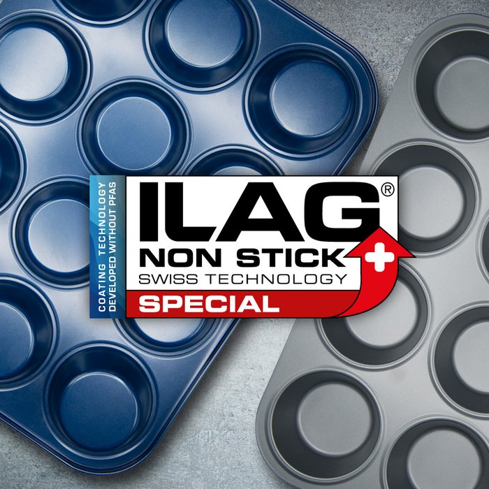 Innenseite von zwei Muffinbackformen in königsblau und anthrazit - mittig das ILAG Logo mit rot unterlegtem Special Schriftzug und links zusätzlicher Beschriftung "PFAS-FREE" in blau
