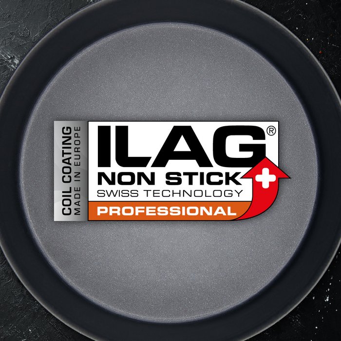 Schwarz beschichtete Innenseite eines runden Backblechs - mittig das ILAG Logo mit orange unterlegtem Professional Schriftzug