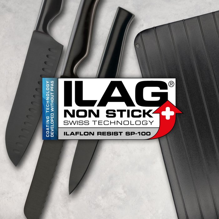 Auf einem Tisch mit heller Oberfläche liegen 3 beschichtete unterschiedlich grosse Messer sowie eine Auftauplatte - allsamt in schwarz - mittig das ILAG Logo mit grau unterlegtem Ilaflon Resist SP-100 Schriftzug und auf der linken Seite einer zusätzlichen Beschriftung "PFAS-FREE" in blau