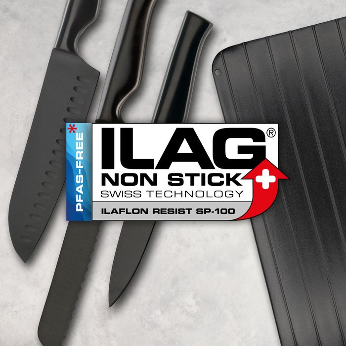 Auf einem Tisch mit heller Oberfläche liegen 3 beschichtete unterschiedlich grosse Messer sowie eine Auftauplatte - allsamt in schwarz - mittig das ILAG Logo mit grau unterlegtem Ilaflon Resist SP-100 Schriftzug und auf der linken Seite einer zusätzlichen Beschriftung "PFAS-FREE" in blau