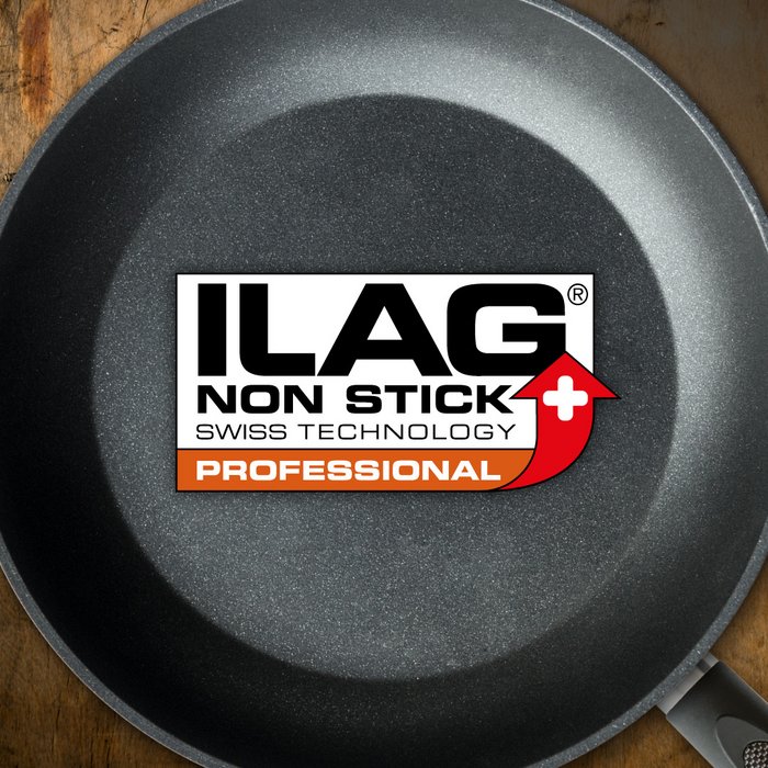 Schwarze, mit wenig Flitter, beschichtete Innenseite einer Bratpfanne - mittig das ILAG Logo mit orange unterlegtem Professional Schriftzug