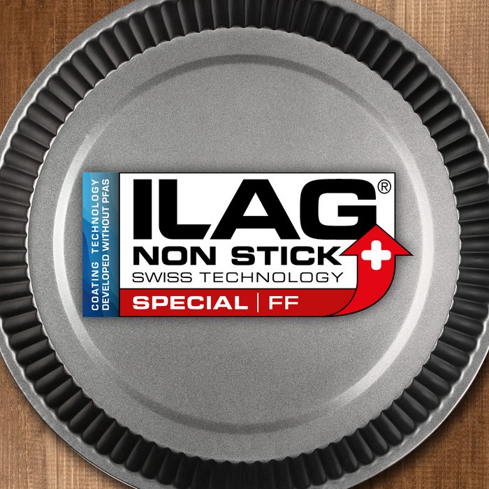 Anthrazit beschichtete Innenseite eines runden Backblechs mit Wellenrand - mittig das ILAG Logo mit blau-rotem unterlegtem Blue Special Schriftzug und links zusätzlicher Beschriftung "PFAS-FREE" in blau