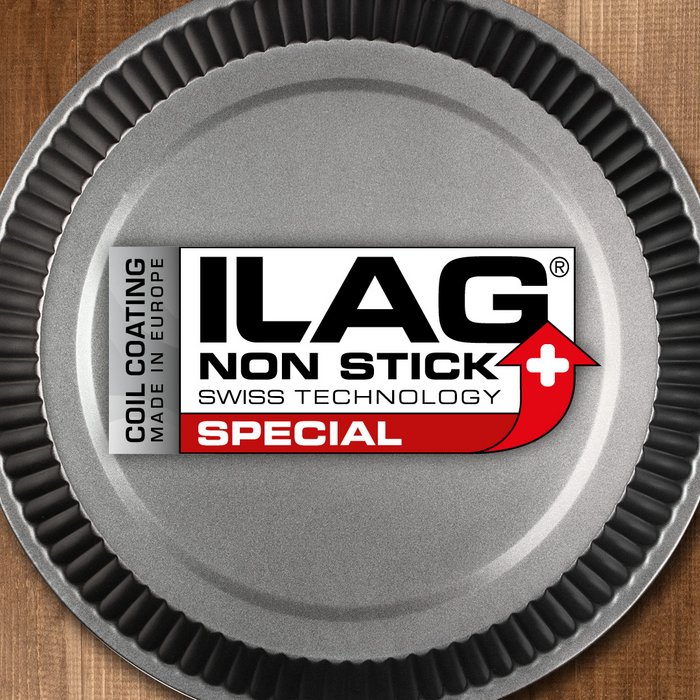 Anthrazit beschichtete Innenseite eines runden Backblechs mit Wellenrand - mittig das ILAG Logo mit rot unterlegtem Special Schriftzug und links zusätzlicher Beschriftung "Coil Coating-Made in Europe"