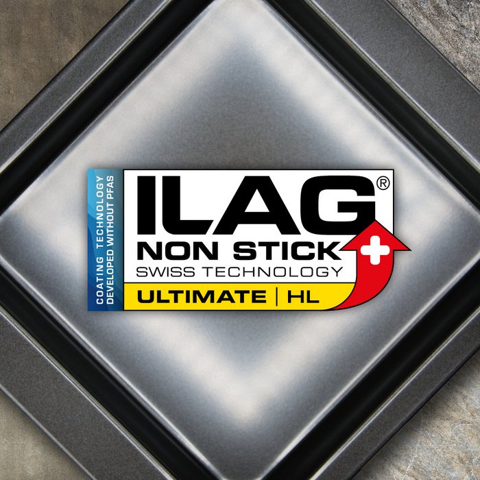 Schwarz beschichtete Innenseite eines quadratischen Backblechs  - mittig das ILAG Logo mit gelb unterlegtem Ultimate Schriftzug und links zusätzlicher Beschriftung "PFAS-FREE" in blau