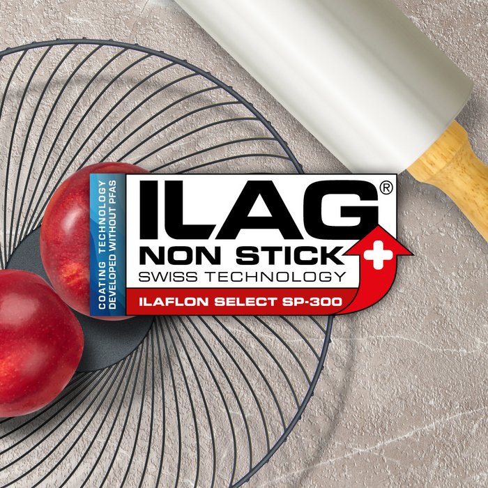 Schwarzer Metall-Früchtekorb und ein alufarbener Teigroller - mittig das ILAG Logo mit rot unterlegtem Ilaflon Select SP-300 Schriftzug und links zusätzlicher Beschriftung "PFAS-FREE" in blau
