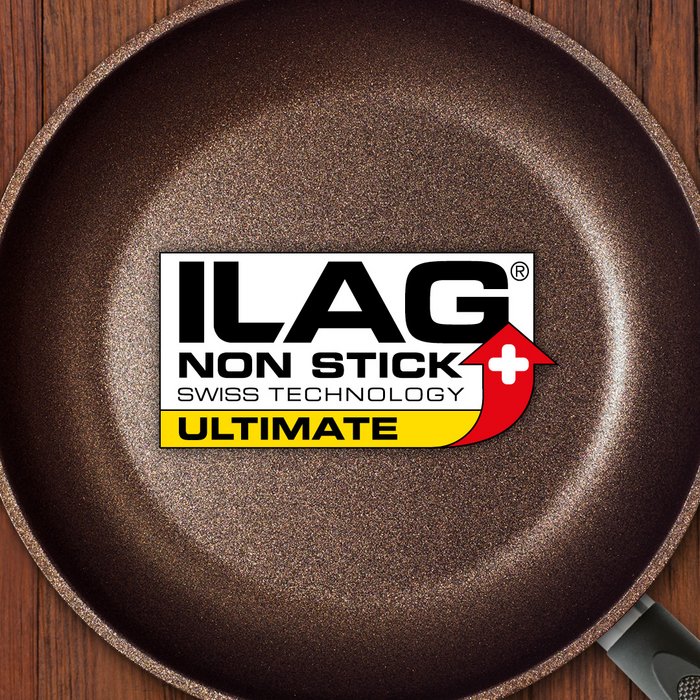Braune mit Flitter, beschichtete Innenseite einer Bratpfanne - mittig das ILAG Logo mit gelb unterlegtem Ultimate Schriftzug