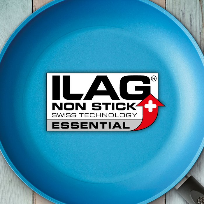 Hellblau beschichtete Innenseite einer Bratpfanne - mittig das ILAG Logo mit grau unterlegtem Essential Schriftzug