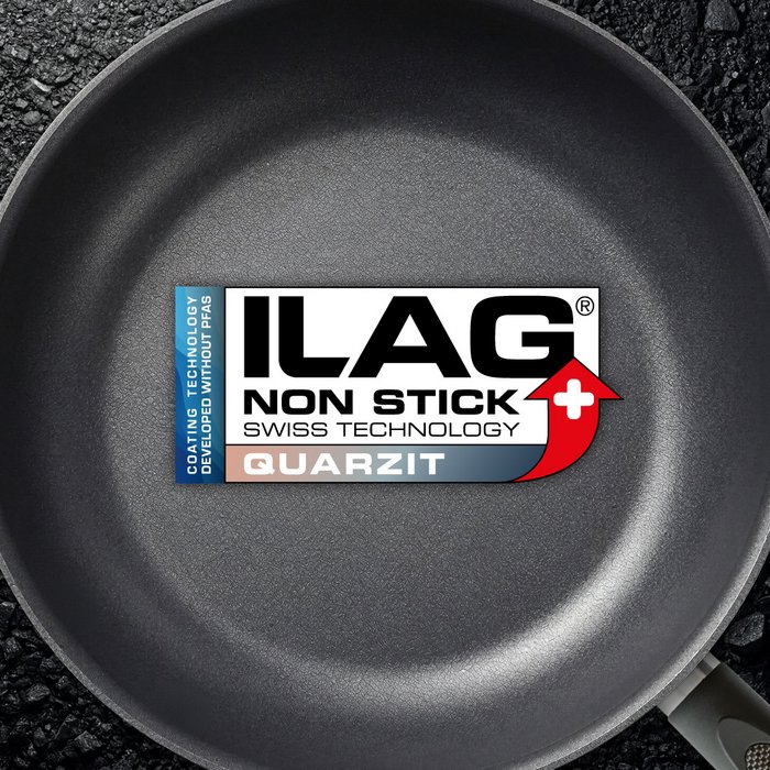 Draufsicht auf eine graue Pfanne mit ILAG QUARZIT-Kennzeichnung.