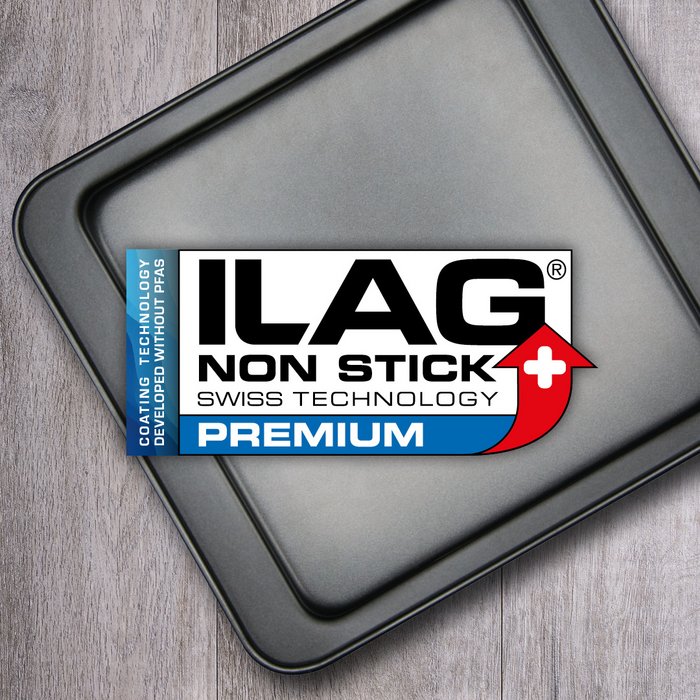 Schwarz beschichtete Innenseite eines quadratischen Backblechs  - mittig das ILAG Logo mit blau unterlegtem Premium Schriftzug und links zusätzlicher Beschriftung "PFAS-FREE" in blau